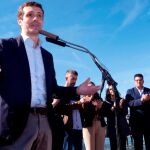 El presidente del PP, Pablo Casado, durante su intervención en un acto celebrado hoy con militantes en el Paseo de la Ría de Huelva.