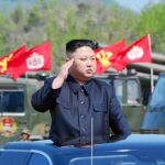 El líder de Corea del Norte, Kim Jong Un, observa una maniobra militar con motivo del 85º aniversario del Ejército Popular