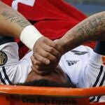 Marcelo se retira lesionado del terreno de juego, ayer en el estadio Santiago Bernabéu