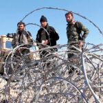 Fuerzas afganas patrullan en la provincia de Helmand, donde murieron 90 de sus efectivos en enfrentamientos con los talibanes durante el fin de semana