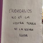 Una de las pintadas que han aparecido en el comercio de los padres de Albert Rivera en Granollers