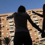 Pareja de jóvenes buscando casa
