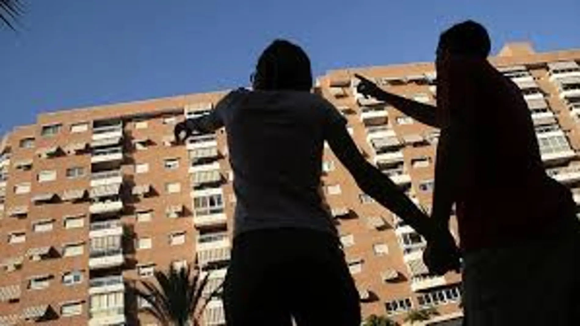 Pareja de jóvenes buscando casa