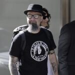 El líder de Def Con Dos, César Montaña Lehmann, César Strawberry, a su salida hoy de la Audiencia Nacional tras declarar ante el juez José de la Mata