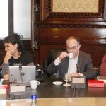 Las diputadas de la CUP Eulàlia Reguant y Anna Gabriel, ayer, durante la reunión de la mesa de portavoces