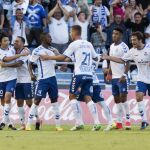 Shibasaki recibe la felicitación de sus compañeros tras conseguir el único gol del partido