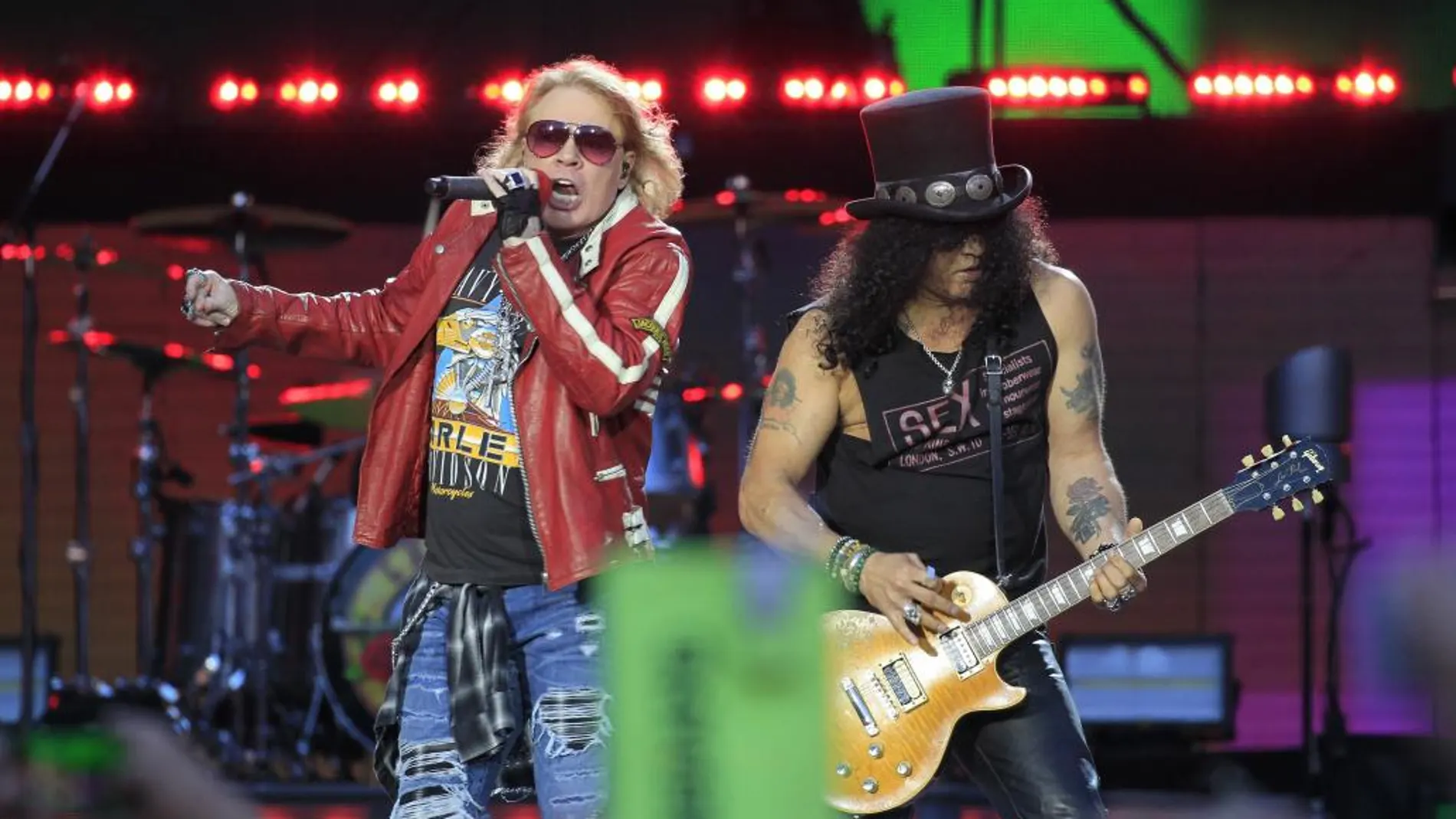 Imagen de archivo de los integrantes del grupo estadounidense Guns N´Roses, Axl Rose y Slash, durante una actuación en Madrid