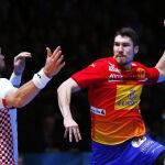 Jakov Gojun (i) de Croacia ante Alex Dujshebaev (d) de España