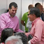 Luis Tudanca saluda a uno de los participantes en esta jornada celebrada en León