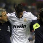 Varane abandona lesionado el césped de Cornella-El Prat con la ayuda del cuerpo médico madridista