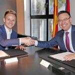 Rakitic y Bartomeu, en la firma de la renovación de contrato del croata