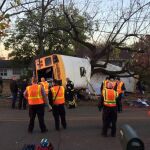 Fotografía cedida por el Departamento de Bomberos de Chattanooga (CFD) que muestra a miembros de los cuerpos de emergencia hoy, lunes 21 de noviembre de 2016, en el lugar en donde un bus escolar se estrelló en Chattanooga, Tennessee (EE.UU.).