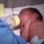 Imagen del bebé tomando un biberón en el hospital