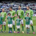Los jugadores del Betis saltaron al Villamarín con camisetas en las que se leía «Todos somos Zozulia»