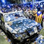 Aspecto de uno de los vehículos de la Guradia Civil atacados en la Consellería de Economía durante el registro por el 1-0