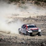 Alonso se divierte con el Toyota del Dakar