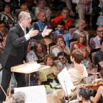 Víctor Pablo Pérez, dirigiendo ayer la Novena de Beethoven