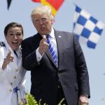 Trump en un discurso ante los cadetes de la Academia de la Guardia Costera de Estados Unidos, en New London (Connecticut)