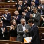 El líder de Ciudadanos, Albert Rivera (d), en el pleno del Congreso