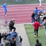 Algunos aficionados del RSD Alcalá saltaron la valla al campo después de que el árbitro pitara un penali que dio la victoria al CD San Fernando