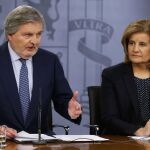 El ministro de Educación, Cultura y Deporte, y portavoz del Gobierno, Íñigo Méndez de Vigo, y la ministra de Empleo, Fátima Báñez, durante la rueda de prensa posterior a la reunión del Consejo de Ministros