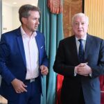 El alcalde de Burgos, Javier Lacalle, firma un convenio con el presidente de la Fundación Atapuerca, Antonio Méndez Pozo, acompañados por la concejala de Deportes y Sanidad, Lorena de la Fuente, y el director de la Fundación Atapuerca, Javier Gutiérrez