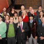 El presidente de la Fundación Cajasol, Antonio Pulido, ayer en Sevilla junto a artistas y colaboradores de «Los gozos de diciembre»