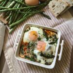 Huevos al plato con espárragos y habitas