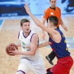 Eriksson defiende a Waczynski. El sueco fue el mejor del Barça