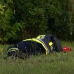 Un bombero duerme sobre el cesped del parque de voluntarios