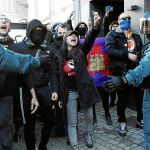La Guardia Civil y la Policía Foral tuvieron que controlar a los abertzales y radicales que se propusieron boicotear el acto de homenaje a los guardias civiles / Efe
