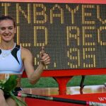 Yelena Isinbayeva, posa ante el panel que registra uno de sus récords