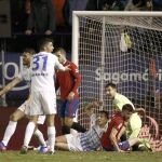 El centrocampista del Málaga, Pablo Fornals (31), protesta una falta dentro del area de Osasuna