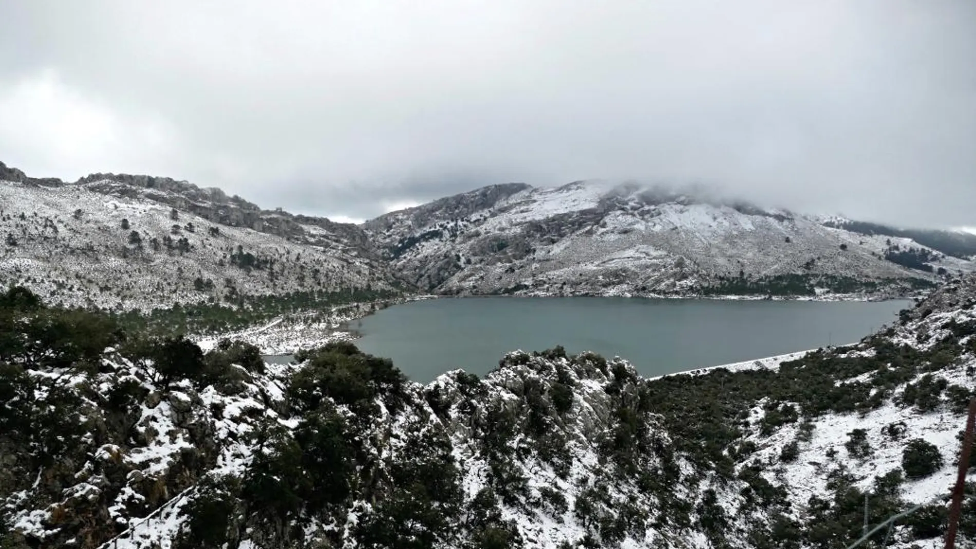 La Sierra de Tramuntana de Palma de Mallorca nevada, imagen de archivo
