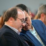 Pedro Sánchez, durante la clausura de la convención municipal del PSC en Tarragona, junto al líder del PSC Miquel Iceta .-EFE/Jaume Sellart