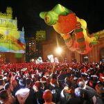 Instante en el que una de las figuras hinchables recorre la Plaza Mayor por encima del público asistente