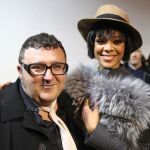 El diseñador Alber Elbaz con la cantante Rihanna