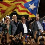 Artur Mas (2d), el cabeza de lista de Junts pel Sí, Raül Romeva (3d), y el presidente de ERC, Oriol Junqueras