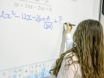 Una alumna brit&aacute;nica durante una clase de matem&aacute;ticas