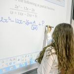 Una alumna británica durante una clase de matemáticas