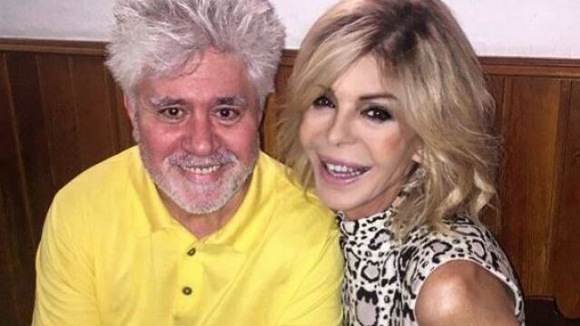 Pedro Almodóvar y su amiga, la actriz Bibiana Fernández
