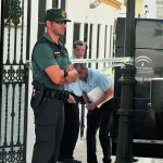 A primera hora de la mañana, la Guardia Civil acudió al domicilio de Isidro y Sara tras el aviso de los vecinos. El bebé ya había muerto