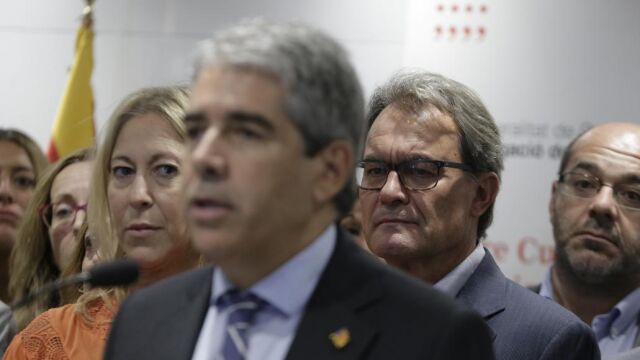 El exconseller Francesc Homs, flanqueado por el expresidente catalán Artur Mas y la portavoz de la Presidencia de la Generalitat, Neus Munté, durante la rueda de prensa