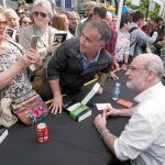 Fernando Aramburu posando con uno de los muchos lectores que se acercaron ayer a pedirle su firma en «Patria»