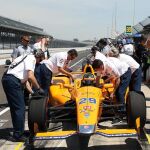 En apenas 26 horas, Alonso pasó de conducir un F-1 en Barcelona a subirse en un IndyCar en Indiana