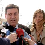 El consejero Carlos Fernández Carriedo y la directora general de la Mujer, Esperanza Vázquez, tras la conferencia sectorial