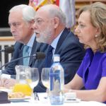 El fiscal general del Estado, José Manuel Maza, con José Luis Concepción y Lourdes Rodríguez, preside el desayuno