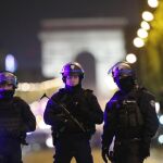Oficiales de la Policía francesa custodian la zona del tiroteo.