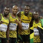 Nickel Ashmeade, Asafa Powell, Usain Bolt y Nesta Carter celebran su victoria en 4x100.