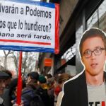 Militantes hoy a las puertas de la sede de Podemos en Madrid donde se ha celebrado el Consejo Estatal Ciudadano de la formación. (Foto: Jesus. G. Feria)